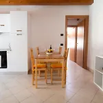 מלון דירות Lakeside 4*