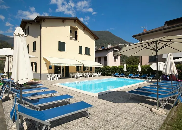 מלון דירות Lakeside 4*