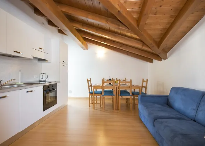 מלון דירות Lakeside 4*