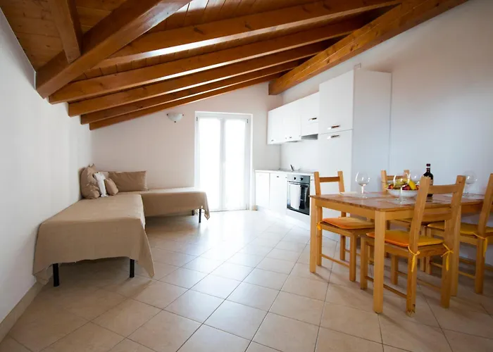 Lakeside מלון דירות 4*