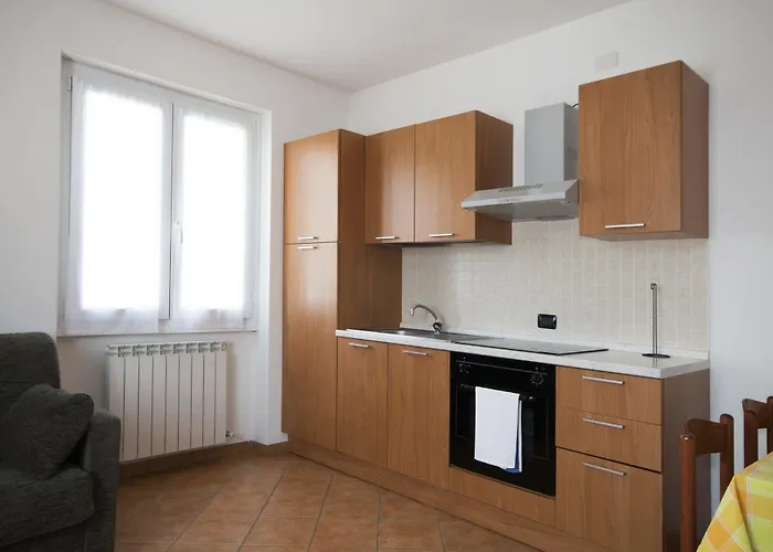 מלון דירות Lakeside 4*